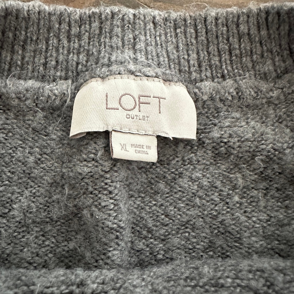 Women’s LOFT Outlet Gray Pearl Embellished Crewneck Sweater XL - Picture 2 of 8